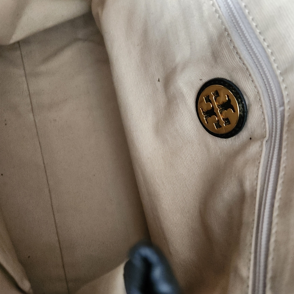 Tory Burch Black Patent-Trim Logo Tote - Picture 4 of 8